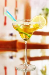  Gele cocktail in glas op kamer achtergrond © Africa Studio