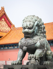 Fototapeta na wymiar Brązowy posąg lwa w Zakazane Miasto, Pekin w Chinach