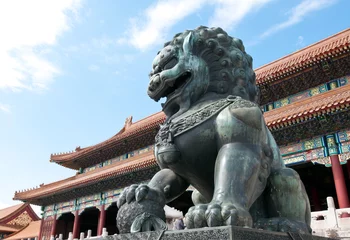Poster Bronzen leeuwstandbeeld in Verboden Stad, Peking in China © Fotokon