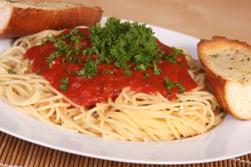 spaghetti tomato sauce and garlic bread