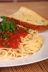 spaghetti tomato sauce and garlic bread