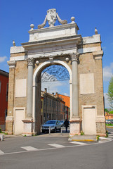 Fototapeta na wymiar Ravenna, stare średniowieczne miasto drzwi Porta Pamfilię