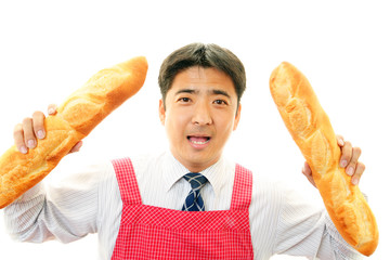 料理を楽しむ男性