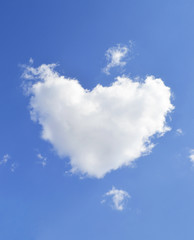 Naklejka na ściany i meble Chmura w kształcie serca na niebieskim niebie