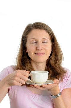 Junge,bruenette Frau geniesst eine Tasse Kaffee.