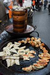 Naklejka premium tradycyjna chińska kuchnia uliczna w szanghaju w chinach