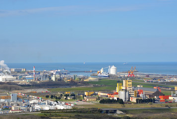 Fototapeta na wymiar Calais i jego port z nieba