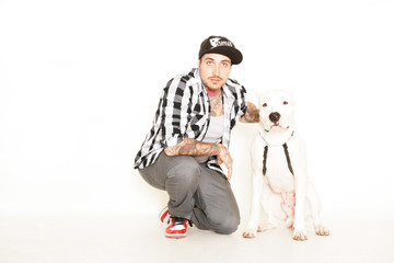 tätowierter Mann mit Hund