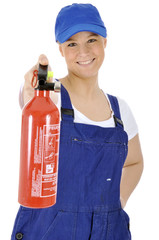 Junge freundliche Handwerkerin mit Feuerlöscher