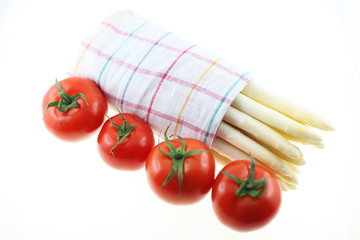 Spargel und Tomaten