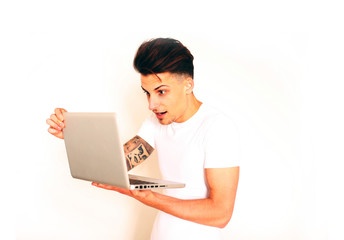 junger Mann mit Laptop