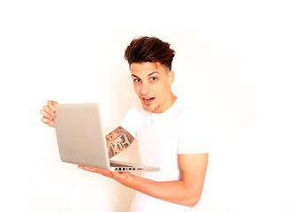 junger Mann mit Laptop