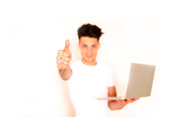 junger Mann mit Laptop