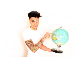junger Mann mit Globus