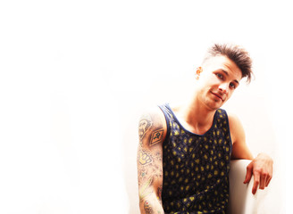 junger tätowierter Mann