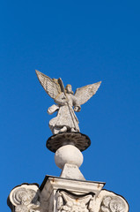 Fototapeta na wymiar Angel statua na Znamensky kościoła w Dubrovitsy, Rosja