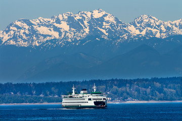 Fototapeta premium Seattle Bainbridge Island Ferry Puget Sound Olympic Mountains