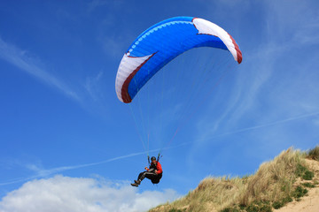 paraglider on sand dunes - obrazy, fototapety, plakaty