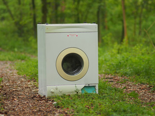Sonderm&uuml;ll - alte Waschmaschine illegal im Wald entsorgt