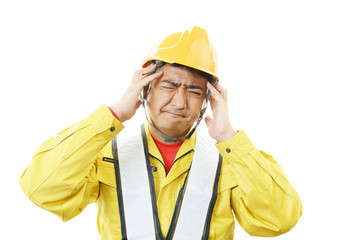 疲れた表情の作業員