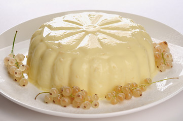 Almond vanilla Pudding with white currants