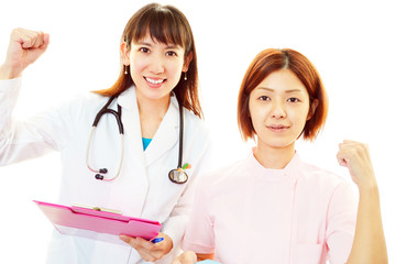 ガッツポーズの医療スタッフ