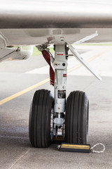 Wing landing gear of a commercial airplane