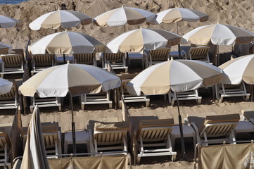 Plage et parasols.