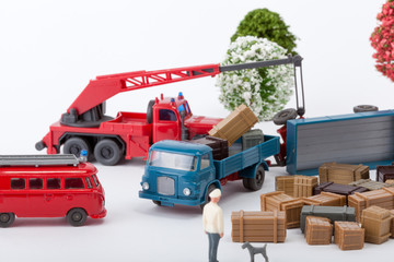 Ein beladener Anhänger ist umgekippt