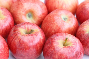 Fototapeta na wymiar Wiele czerwonych jabłek