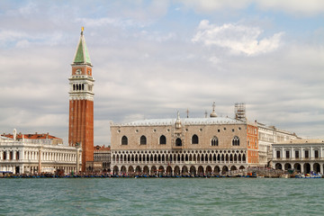 Fototapeta na wymiar Wenecja nabrzeża, St Marks obszar z Pałacu Dożów i Campanile.