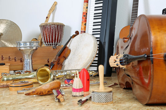 Viele Musikinstrumente