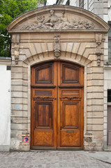 Fototapeta na wymiar monumentalne drzwi