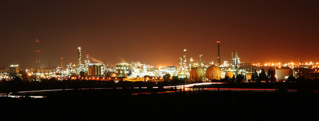 industria quimica de noche