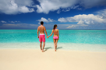Obraz premium Couple on a beach at Maldives