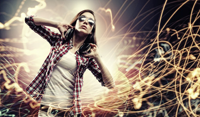 Naklejka premium Young girl listens to music