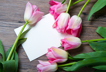 lettera bianca con tulipani