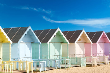 Cabines de plage britanniques traditionnelles par une belle journée ensoleillée