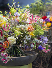 Farbenfrohes Frühlingsgesteck