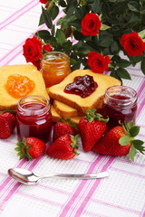 Rose rosse ,marmellata e fette biscottate