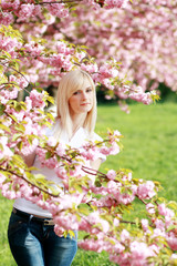 Fototapeta premium blond woman in the park