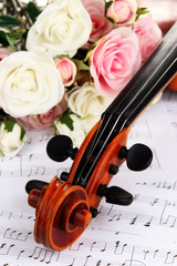 Fototapeta premium Classical violin with flowers on notes