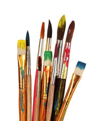 Obraz premium Many brush in paint closeup isolated on white