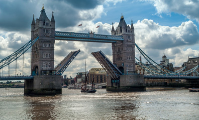 Fototapeta na wymiar Bridge over the River Thames