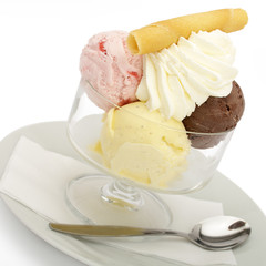 Gemischtes Eis mit Sahne