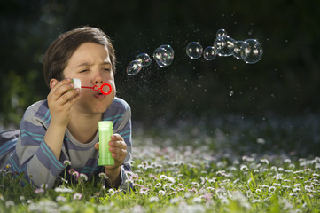 Enfant jouant à souffler des bulles de savon