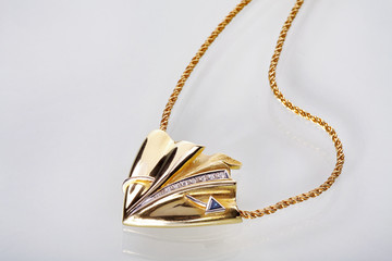 Gold Collier mit Saphir Handarbeit Nahaufnahme