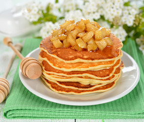 Obraz na płótnie Canvas Pancakes with caramelized apples