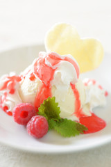Eis mit Himbeeren