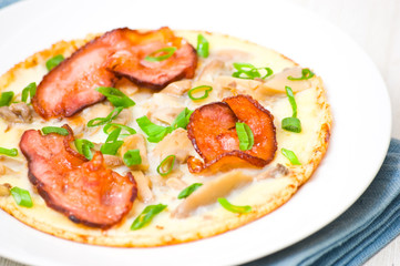 omelet with bacon and mushrooms